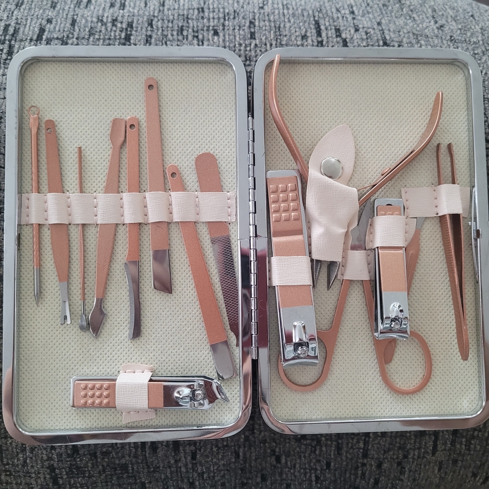 NWTO MANICURE SET IN CLIP CASE